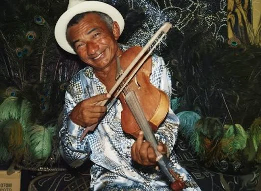 Retrato de Mestre Salustiano com a rabeca